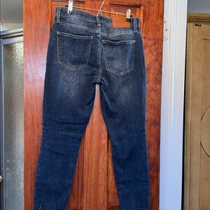 Lucky Brand L
Dark Blue Denim skinny Jeans Excellent Condition ♥️